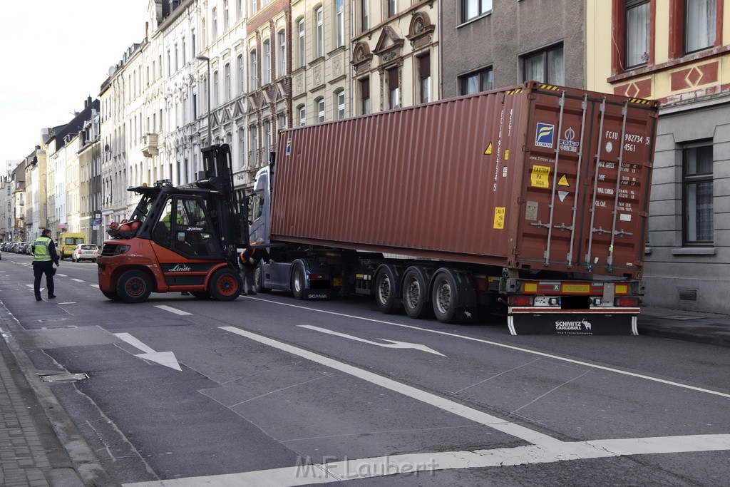 LKW gegen Bruecke wegen Rettungsgasse Koeln Muelheim P49.JPG - Miklos Laubert